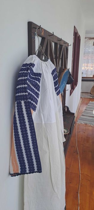 Costum popular muscelean, vechi de peste 70 de ani, lucrat manual, purtat o singura data la propria nunta.