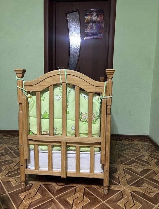 Продам детскую кроватку с матрасом