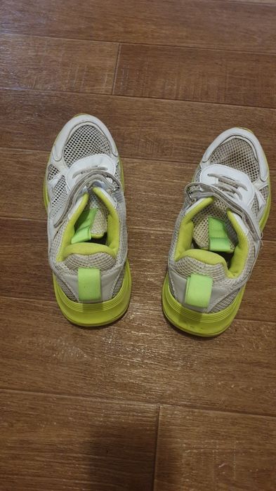 Продам девочковые кроссовки