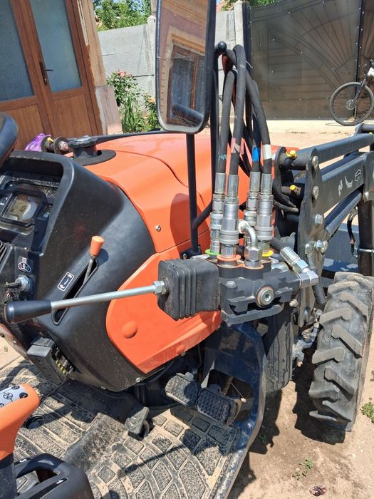 Încărcător frontal Tenias ME05 Compact + cupă – pentru tractor 20–35 CP