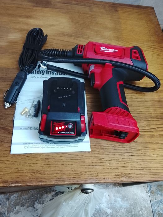 Compresor auto Milwaukee cu o baterie de 6A