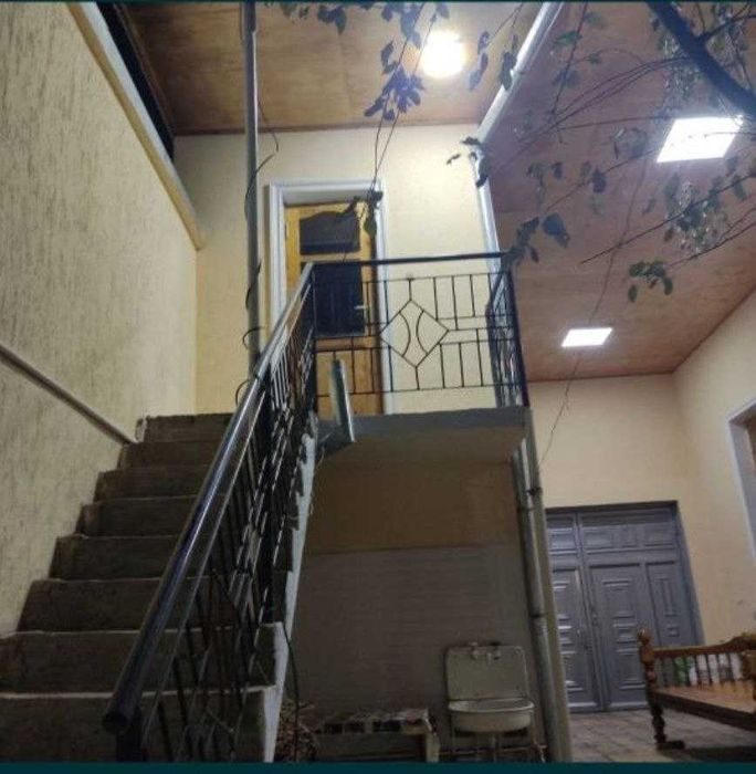 Шахар марказида 2 каватли 6 хонали квартира сотилади