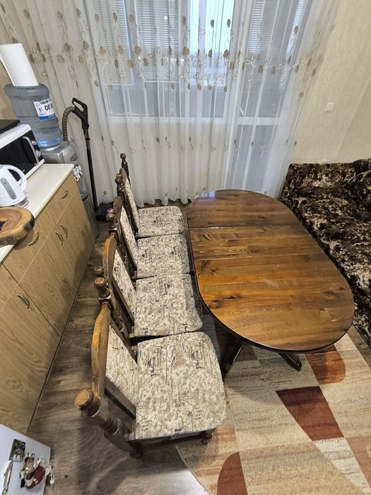 Масивна маса със столове и удобен диван- канапе