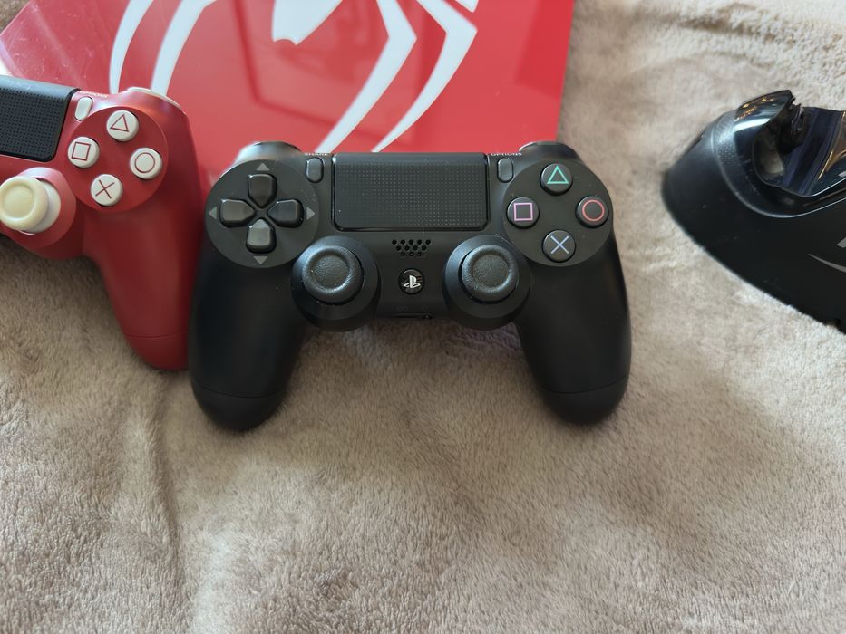 PS4 Slim Spider-Man Limited Edition – 2 controllere + dock HyperX