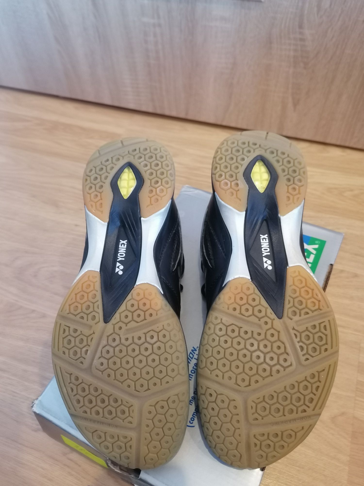 Обувки за бадминтон Yonex гр. Оряхово • OLX.bg