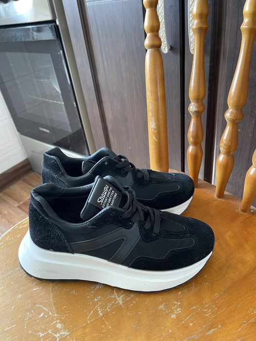 Продам кроссовки новые р-р 38