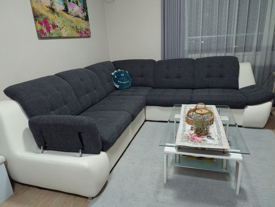 Прекрасен диван бяла кожа, сиво-черна дамаска