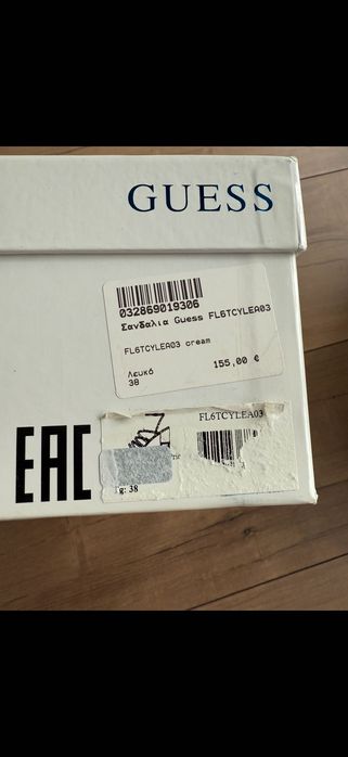 Нови сандали GUESS