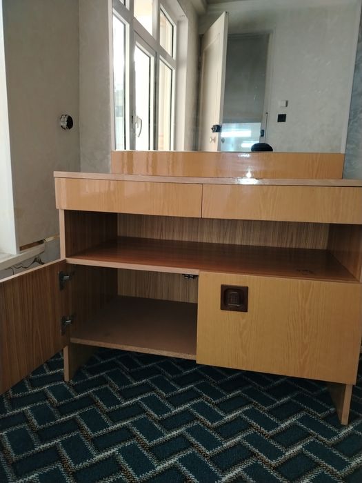 Трюмо чет элда и/ чикарилган Яхши холатда оенаси тник ку́рсатади .