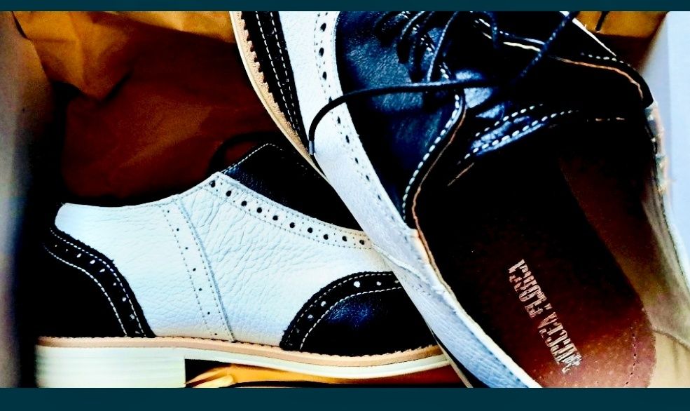 Pantofi model Oxford.