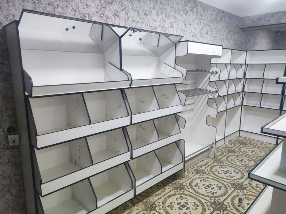 Поли и прилавки магазинов