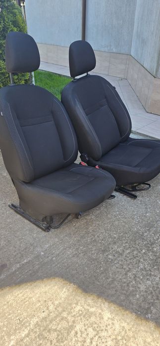 Vând scaune Logan 2