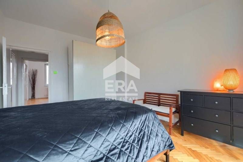 Дава се под наем Тристаен апартамент в София, Център - 88 кв.м за 1097.01 € - Снимка #2