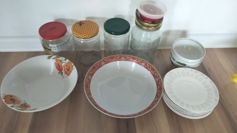 Тарелки, банки , пиала.