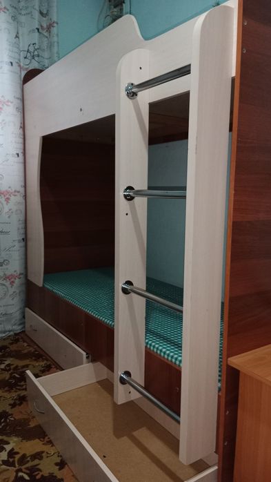 Двухъярусная кровать