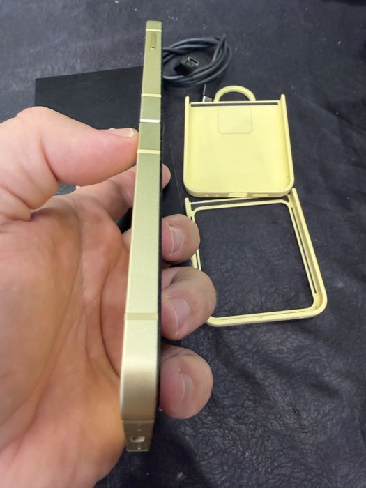Продавам Samsung Z FLIP 6