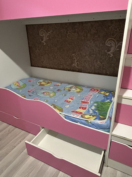 Срочно продам Двухъярусная кровать , письменный стол