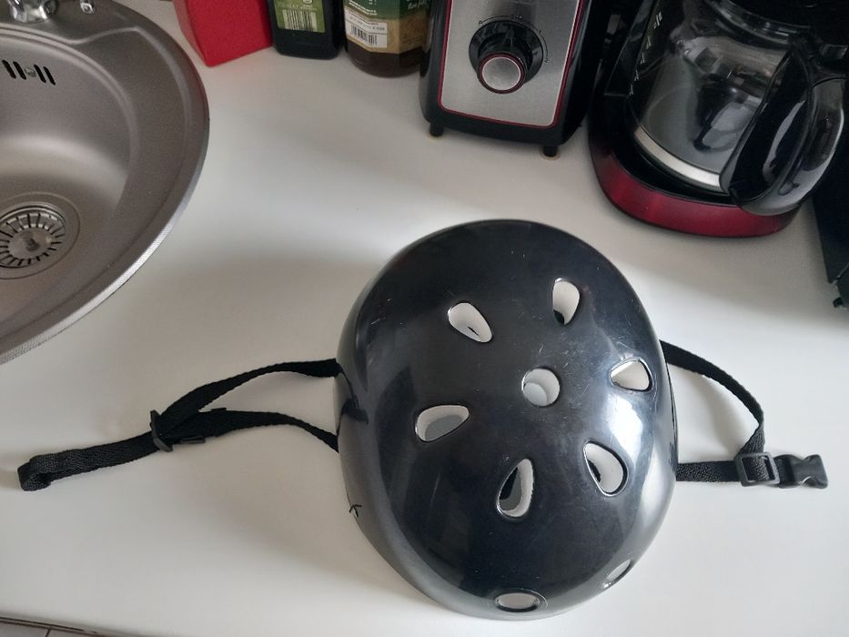 Vând Casca De Protecție Pentru Copii, In Stare Perfecta.