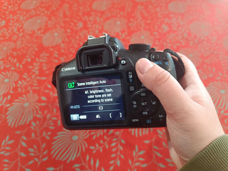 Тяло на Canon EOS 1300D+чанта