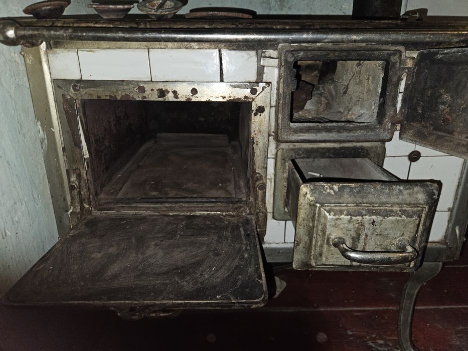 Sobe de fontă tip mașină de gătit, gaz sau lemne, folosită