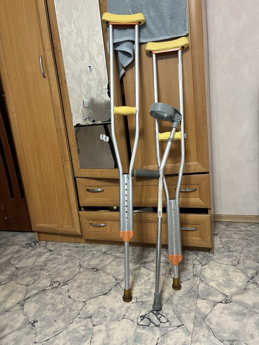 Костыли пара и еще один в подарок