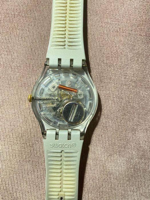 Серебристые часы SWATCH