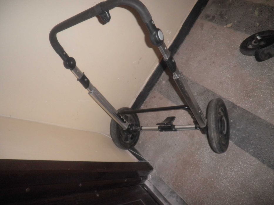 Продавам  количка  .
