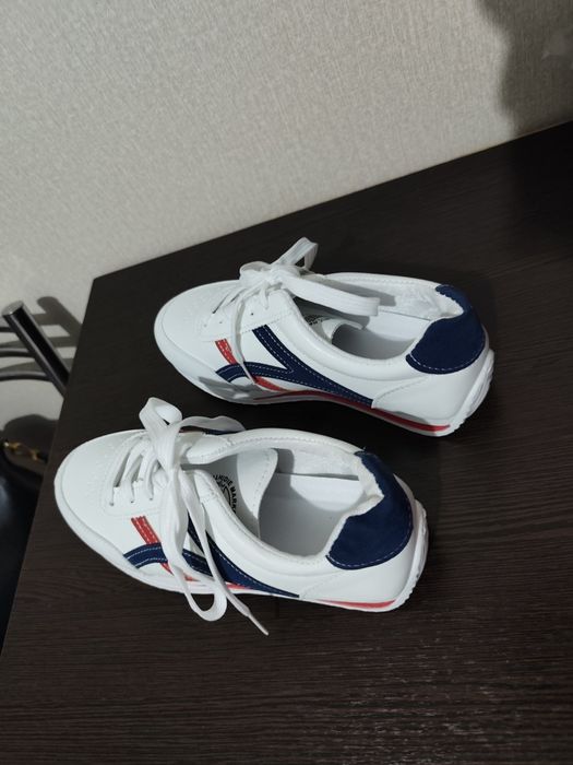 Кроссовки женские новые спортивные