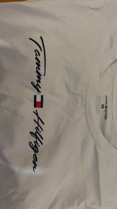 Продавам тениска на tommy Hilfiger женска не носена!!!