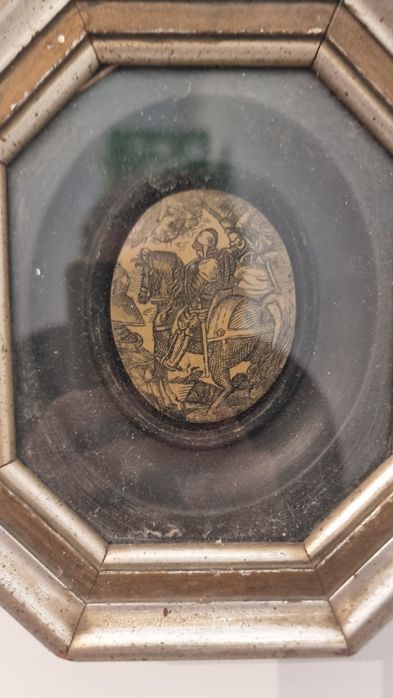 Miniatura veche in rama octogonala lemn / cavaler medieval