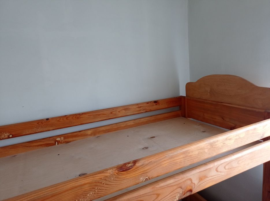 Продается деревянная кровать.