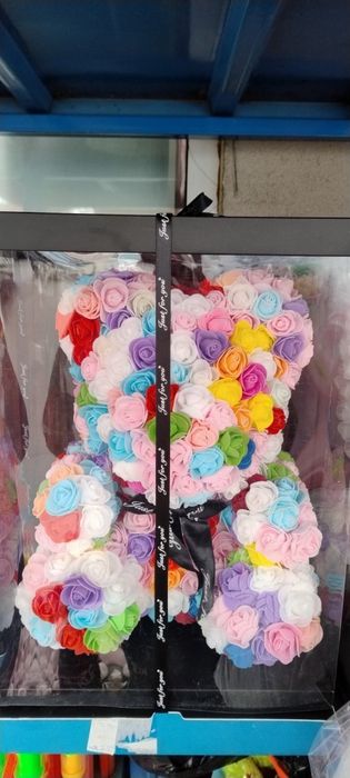 Мече от разноцветни рози в луксозна кутия