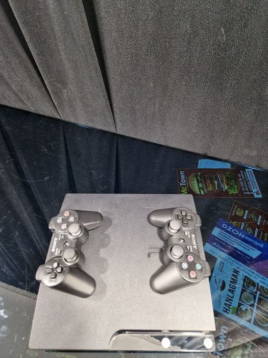 PS3 с двумя геймпадами, бесплатная доставка, есть гарантия.