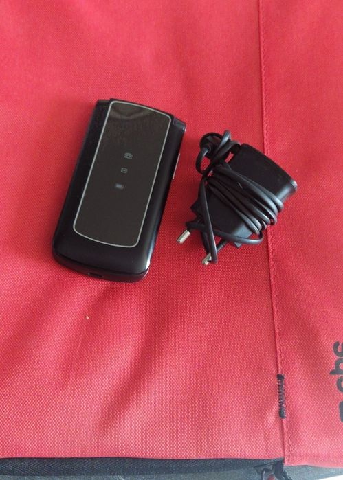 Telefon cu clapeta cu încărcător