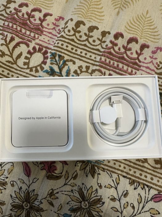 Зарядна станция Apple