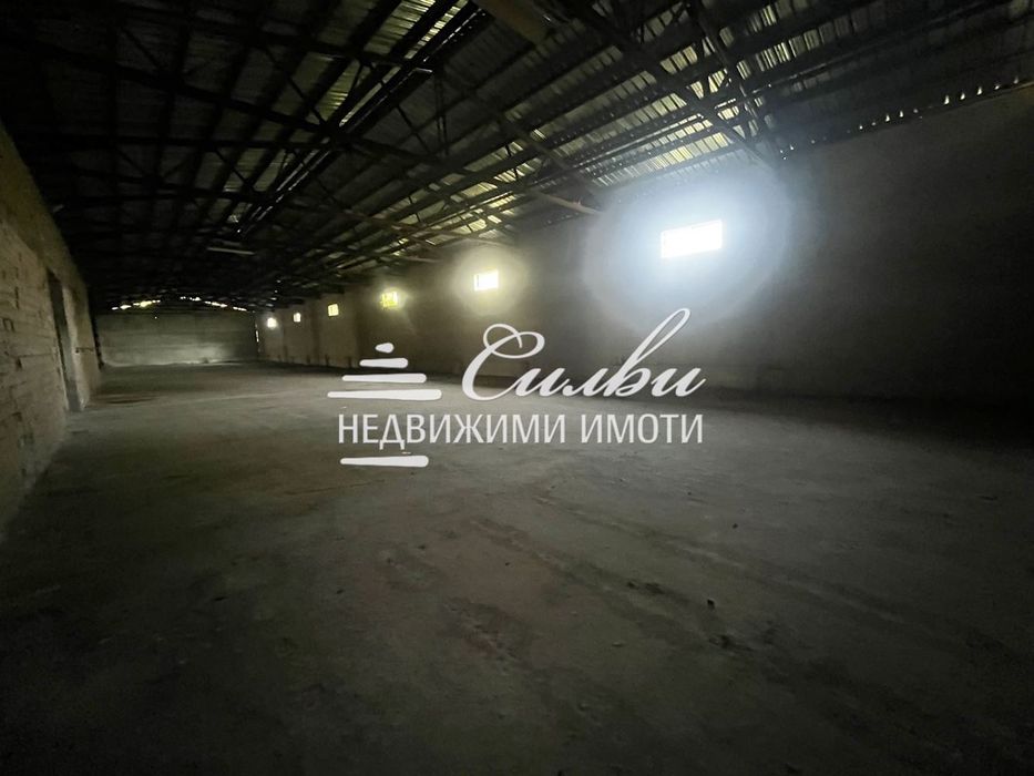 Дава се под наем Склад в Шумен, Тракия - 1300 кв.м за 1530 € - Снимка #1