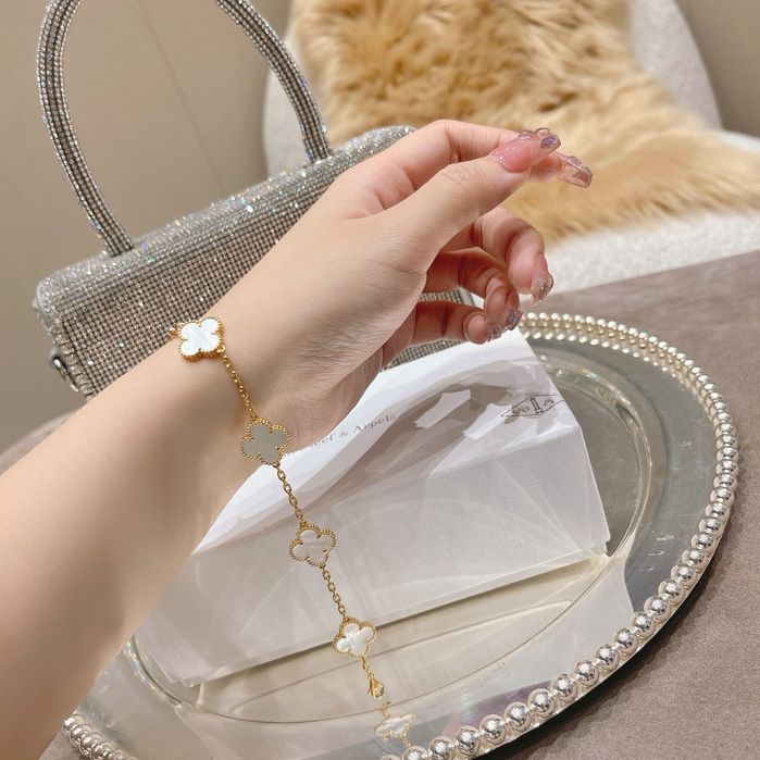 Дамска красива гривна