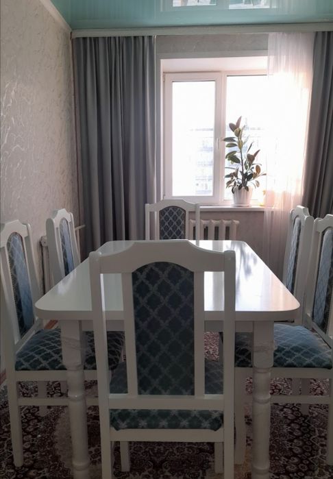 Продам стол с стулями 6 штук.