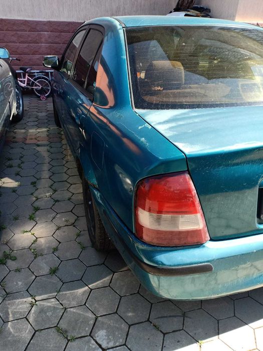 Мазда 323 седан. 1998года.