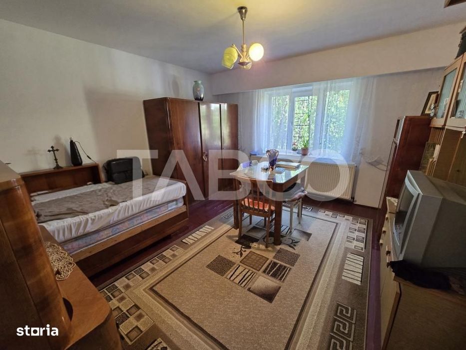 Casa spatioasa de vanzare teren 432 mp zona linistita - Lupeni Sibiu