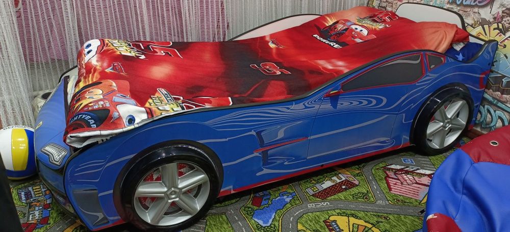 Детская кровать машина