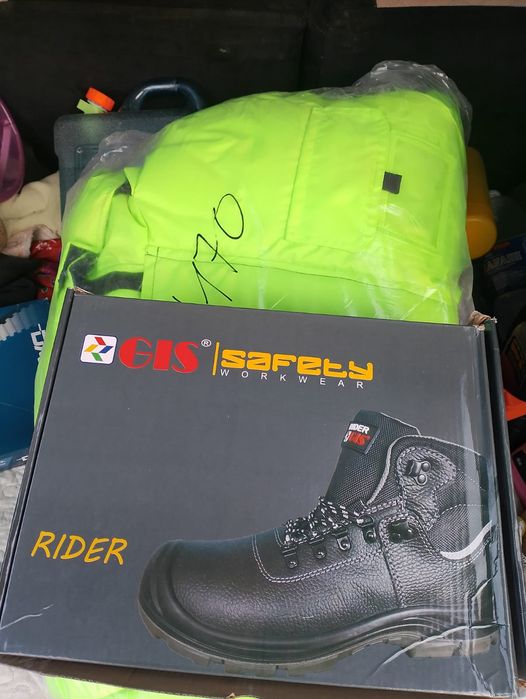 Продам спецодежда и ботинка