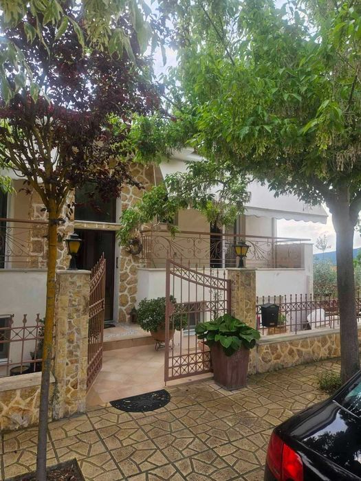 Прекрасна двуетажна къща 300 кв.м с гледка