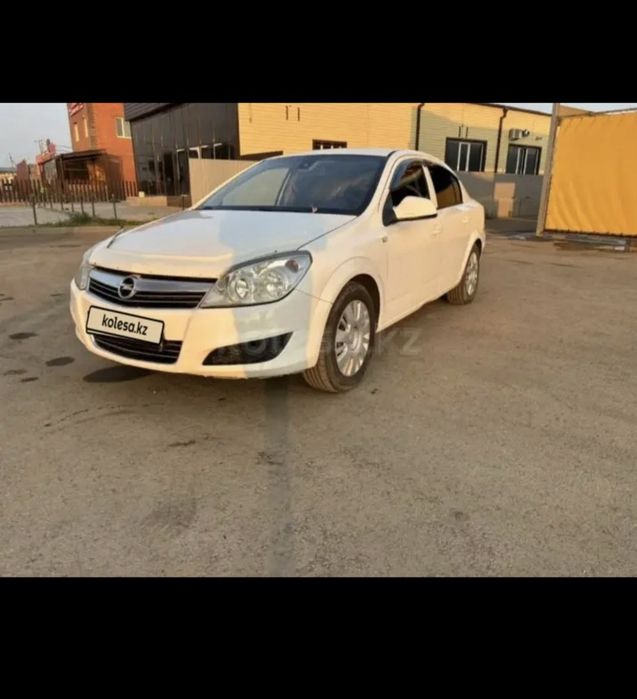 Машина Opel Astra 2010