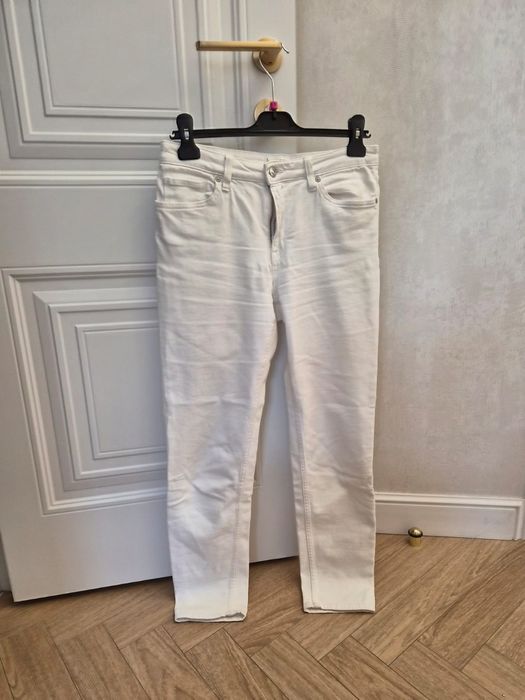 Джинсы женские современные