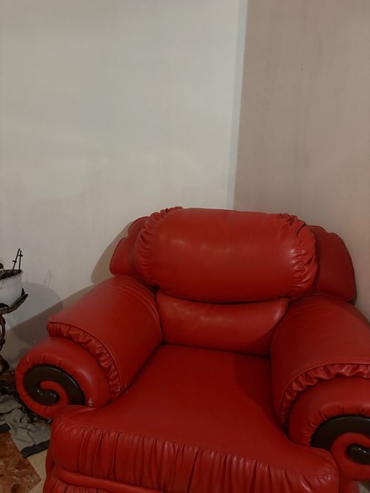 Vând canapea și 2 fotolii de piele