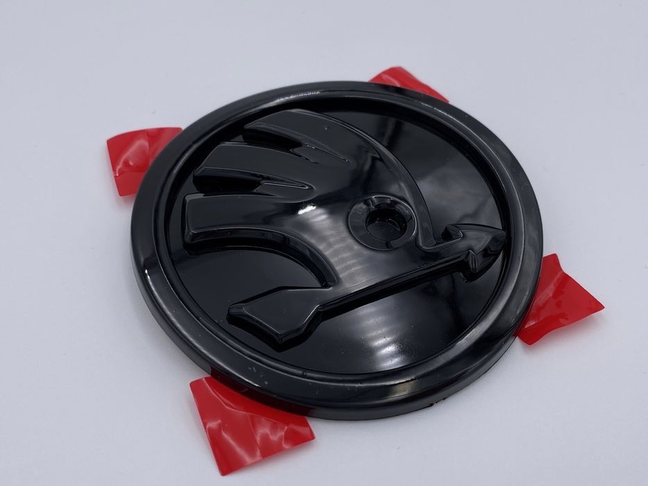 Emblema Skoda 90 mm fata negru