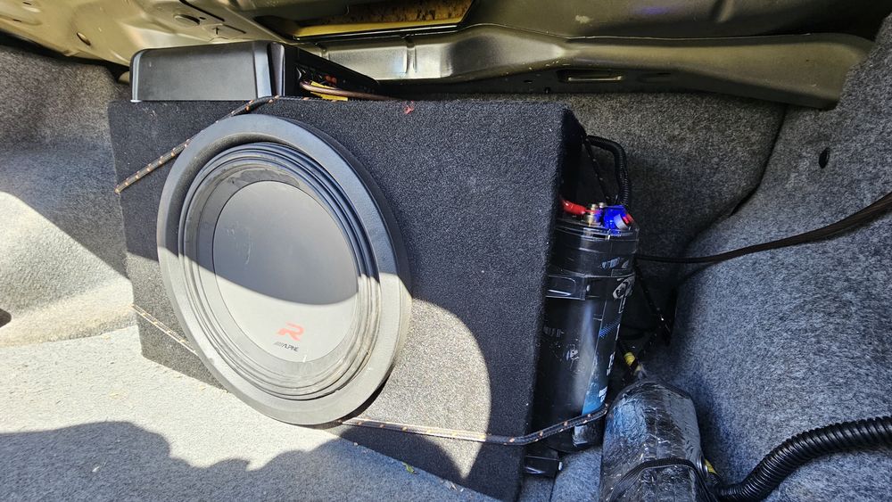 Vând subwoofer alpin R