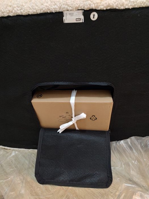 Vând canapea nouă, 2 locuri, alb-crem, material plușat