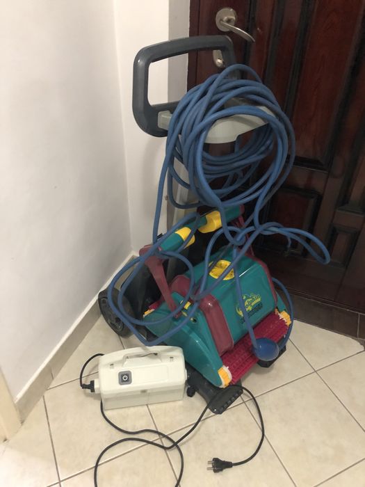 Roboti aspirator curatare intretinere piscina Dolphin S200 S300 M400